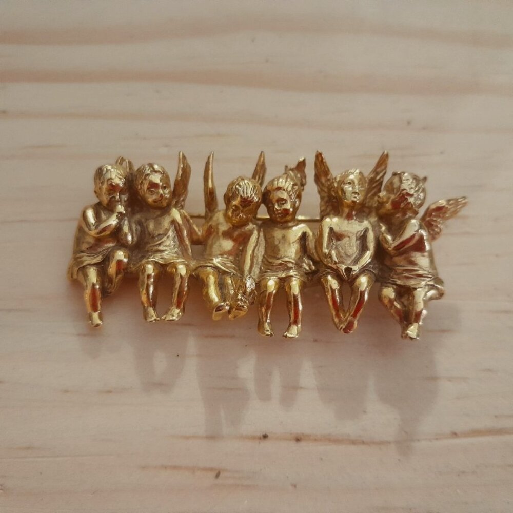 Edgar Berebi 6 Angels in a row pin